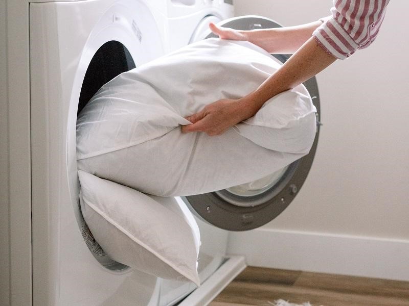 چگونه کوسن مبل را در ماشین لباسشویی بشوییم؟